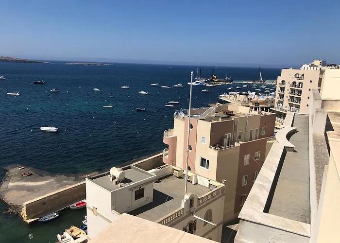 The Sea Across The Road Penthouse 5 *