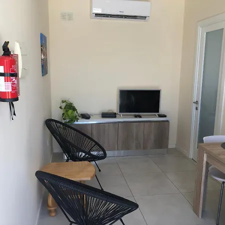 شقة The Sea Across The Road Penthouse 5 *