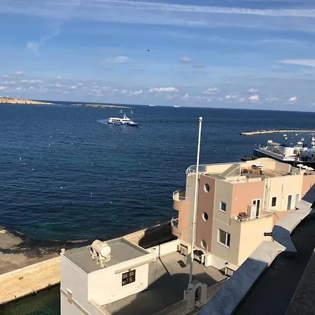 The Sea Across The Road Penthouse 5 *