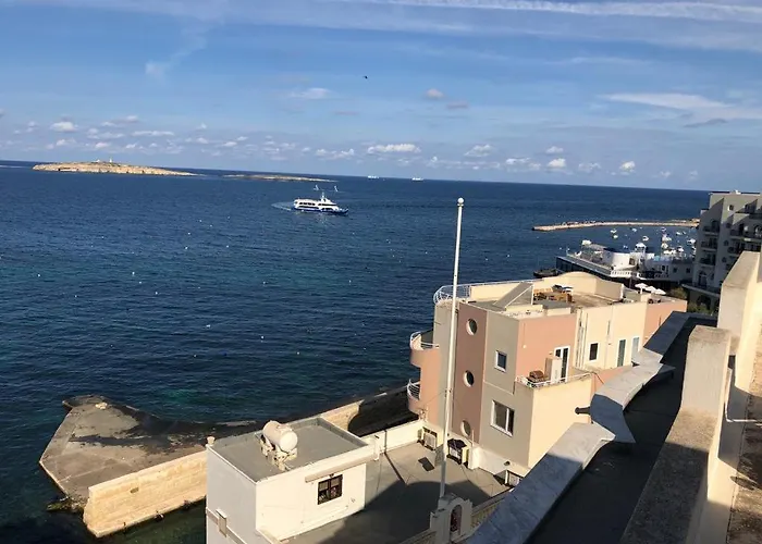 The Sea Across The Road Penthouse 5 *